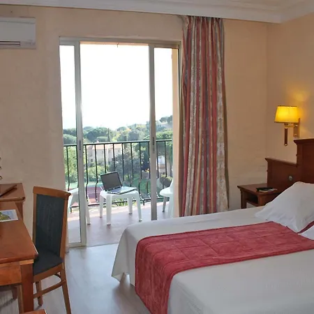 Hotel Du Parc Cavalaire Sur Mer 4*